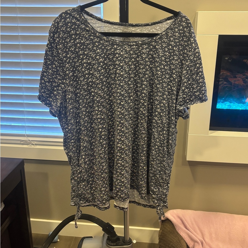 Scoop Neck Short Sleeve Tee in Dusty Blue Floral - Picture 2 of 5
